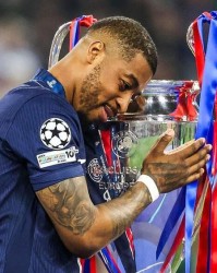 记者：巴黎将在周日对阵朗斯赛后致敬金彭贝