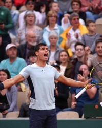 kaiyun体育-复仇成功！阿尔卡拉斯首进法网16强 离巨头更近了