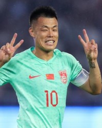 星空app官网-超龄球员神勇！谭龙2球刘洋2助 男足重拾头球优势